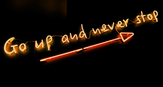 Neonschriftzug mit Pfeil: Go up and never stop