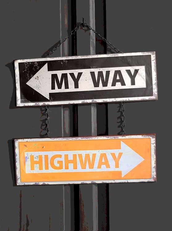 Schild nach Links mit Aufschrift My way und Schild nach rechts mit Aufschrift Highwigh